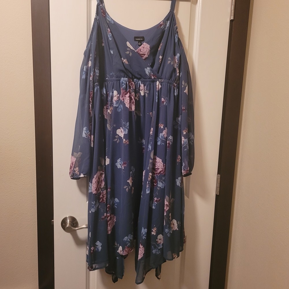 Torrid Women's Blue Floral Cold Shoulder Chiffon Dress Size 1X - Picture 3 of 7